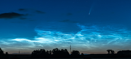 Leuchtende Nachtwolken mit Komet