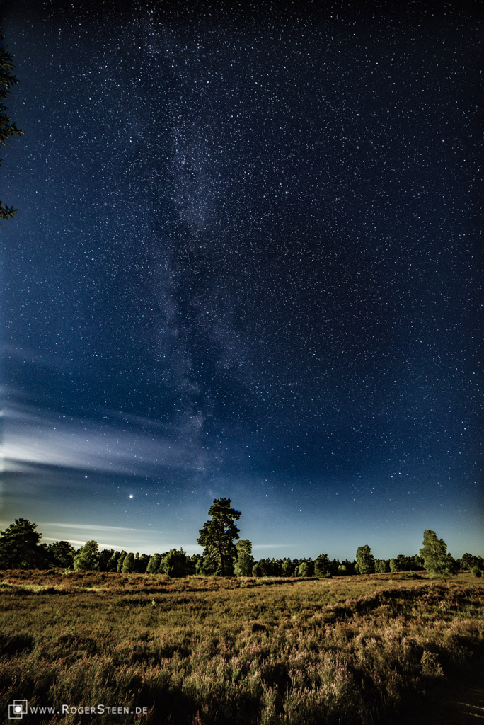 Sternenhimmel Der Nacht Mit Leuchtenden Sternen Über Dem Auto-SUV In Der  Landschaft. Milchstraße Und Ländliche Feldwiese. Lizenzfreie Fotos, Bilder  und Stock Fotografie. Image 153714370.