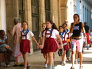 Schulkinder in ihren typischen Uniformen