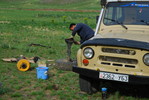 Muujgii zerlegt und repariert die Hinterachse seines Jeeps